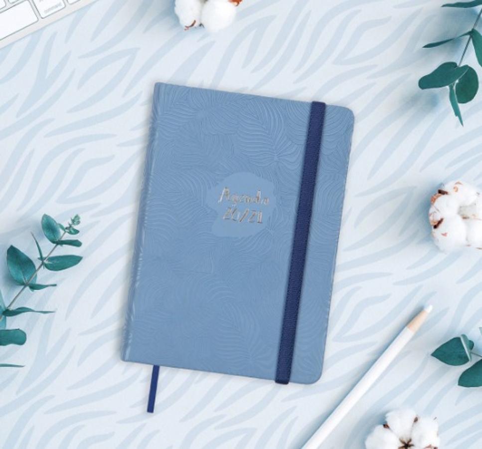 Pequeña, forrada con dibujos de lo más sencillos y con una estructura muy clásica, es ideal si eres amante de los mini bolsos. De Finocam, (15,90 euros).