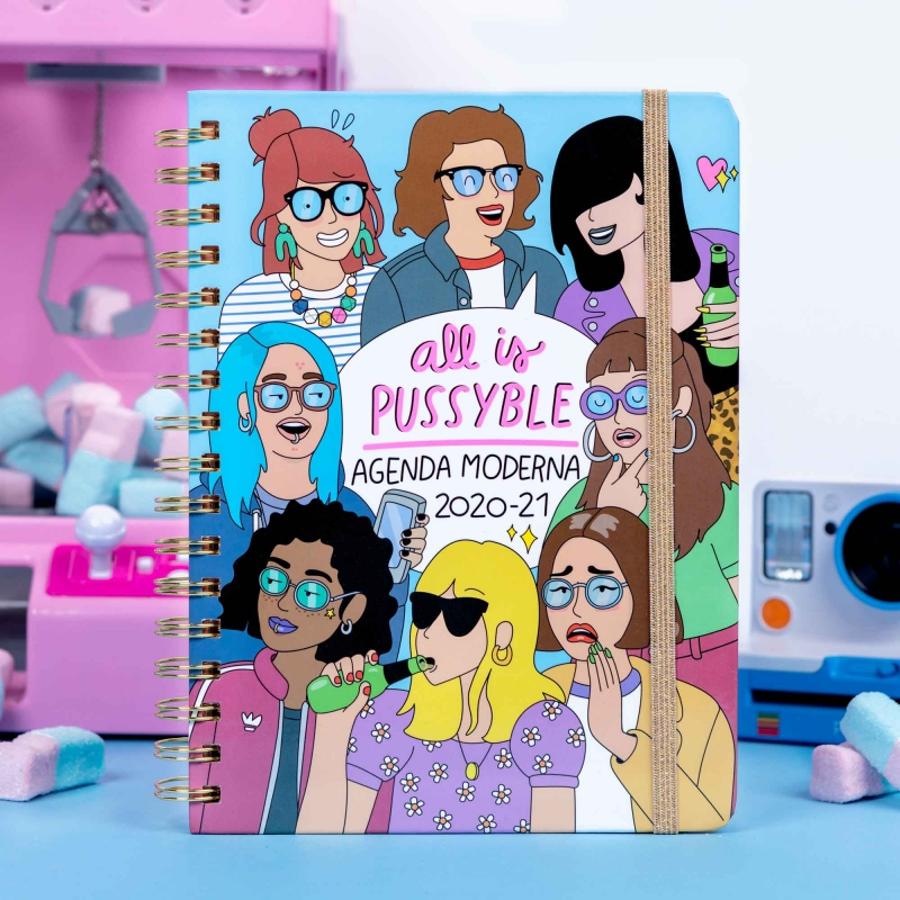 Fans incondiconales de Moderna de Pueblo, ¡ha llegado vuestro -nuestro- momento! Su agenda escolar tiene más dibujos que nunca y entre sus hojas, hay como cada curso, risas para rato, (18 euros).