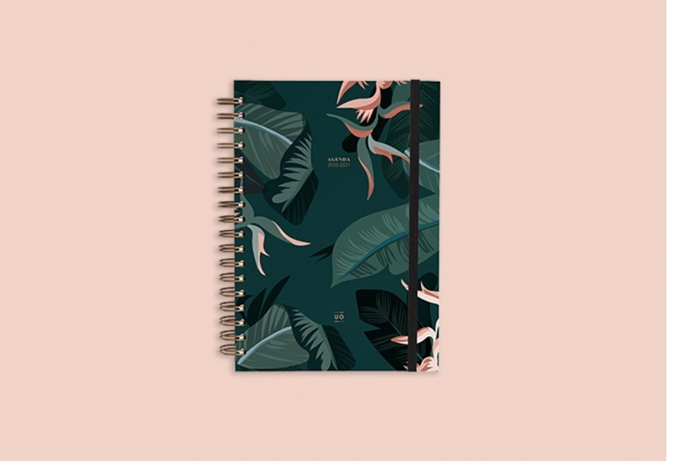 Jungal, selva, estampado tropical... tu salón es así. Y ahora puedes tener una agenda que también lo sea. De UO, (28,95 euros).