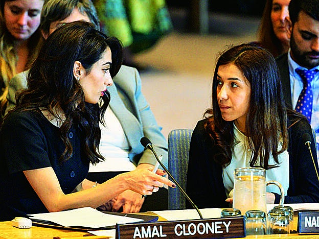 Amal Clooney con la refugiada Nadia Murad.