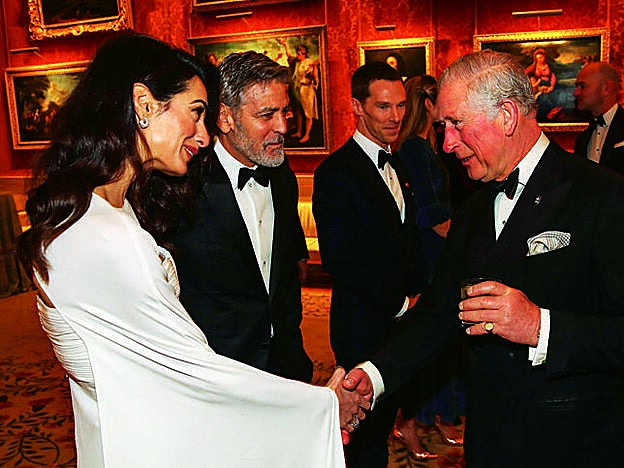 La pareja con el príncipe Carlos en el Palacio de Buckingham,
