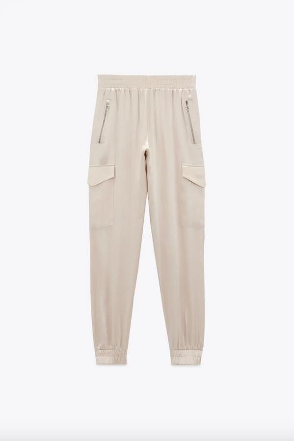 En Zara hemos encontrado estos pantalones cargo satinados con tiro alto y cintura elástica. Los bolsillos delanteros vienen con cierre de cremallera y los laterales de la pernera con solapa. El bajo acaba en puño elástico y están disponibles entre las tallas XS y XL por un precio de 29,95 euros.
