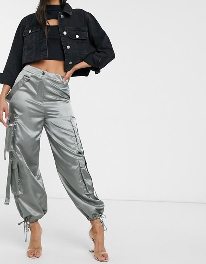 Con cintura de talle alto, tiras tipo arnés y bajos con cordón ajustable, estos pantalones cargo de Asos Design costaban 48,99 euros y ahora podemos comprarlos por 17,15 euros únicamente en la talla 42.