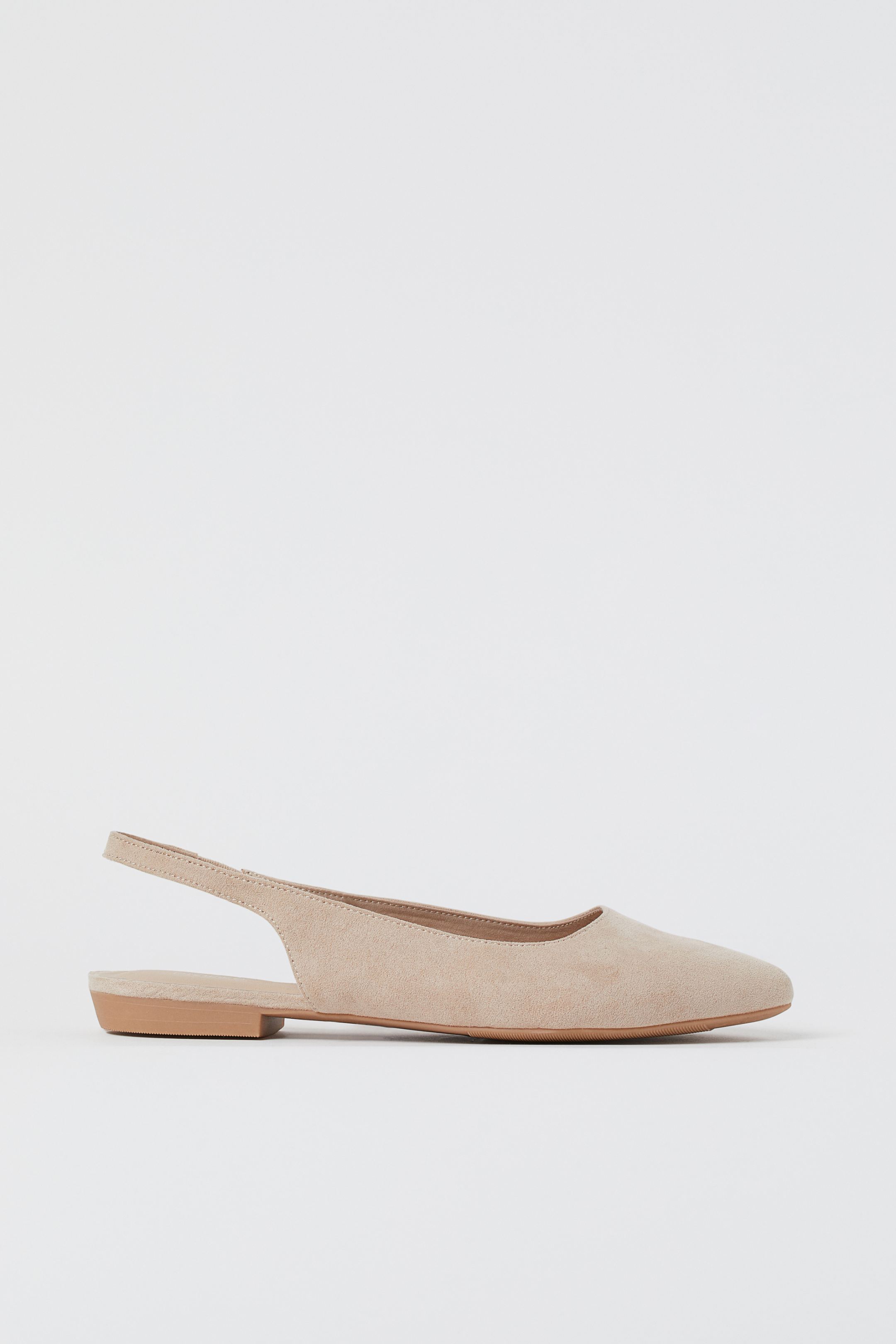 Una opción mucho más asequible pero igual de cómoda, bailarinas planas en beige de ante y punta cuadrada. Un must de H&M por 14,99 euros.