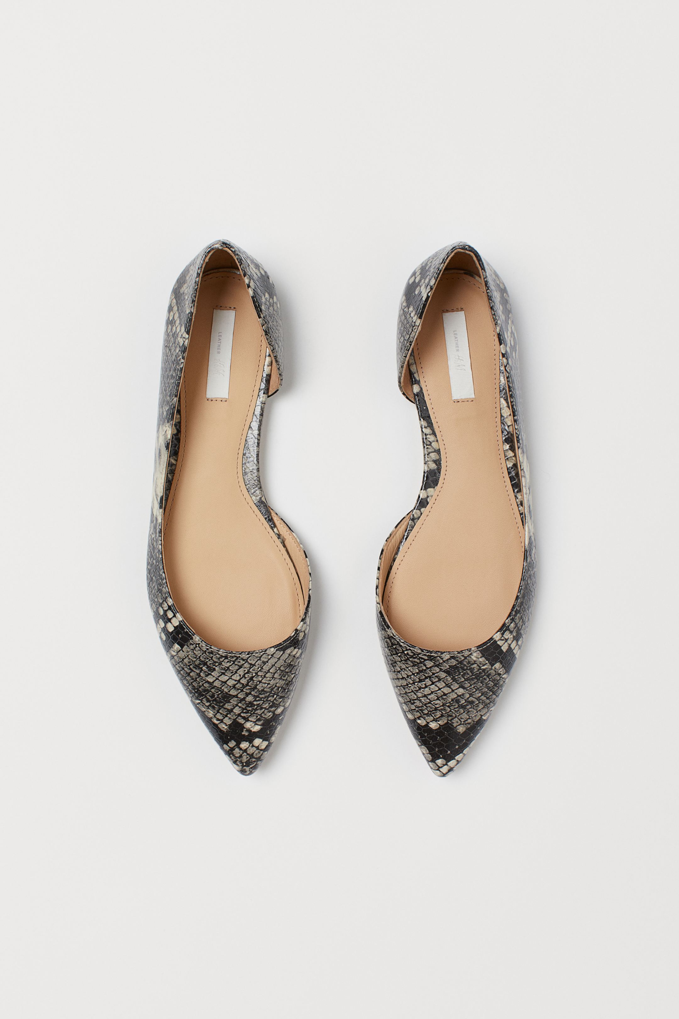 Bailarinas abiertas con acabado en punta y estampado de serpiente en piel de la nueva colección de H&M. (44,99 euros).