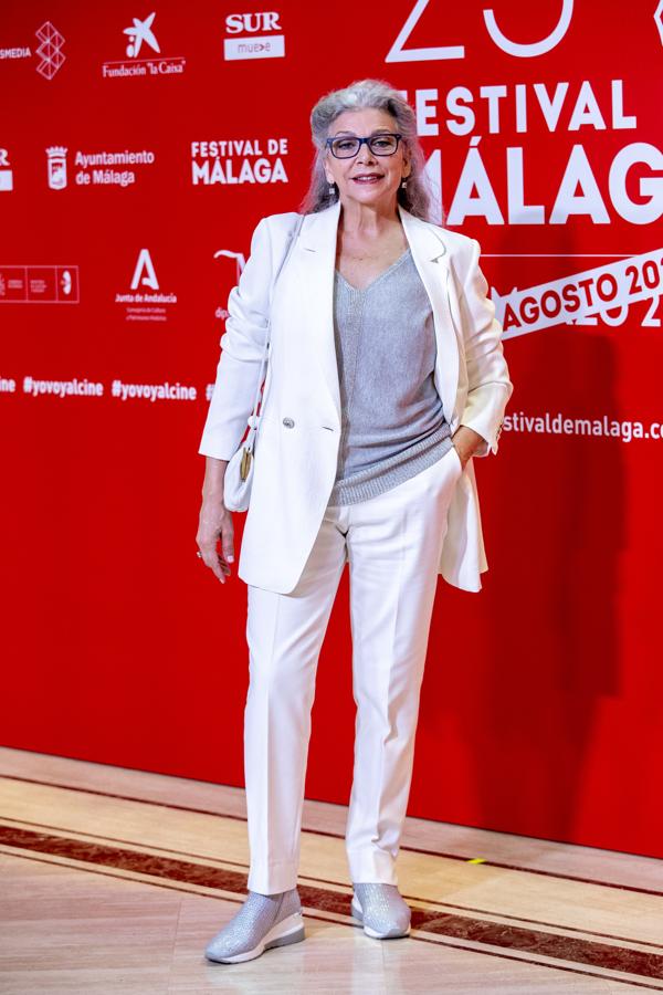 La acrtiz Kity Mánver recibió el premio Biznaga Ciudad del Paraíso, y lo recogió con este sencillo look con traje blanco y detalles en color plata glitter.