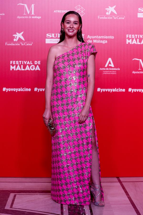 Puala Usero, con un llamativo vestido de escote asimétrico y estampado pata de gallo en rosa flúor de Tot Hom.