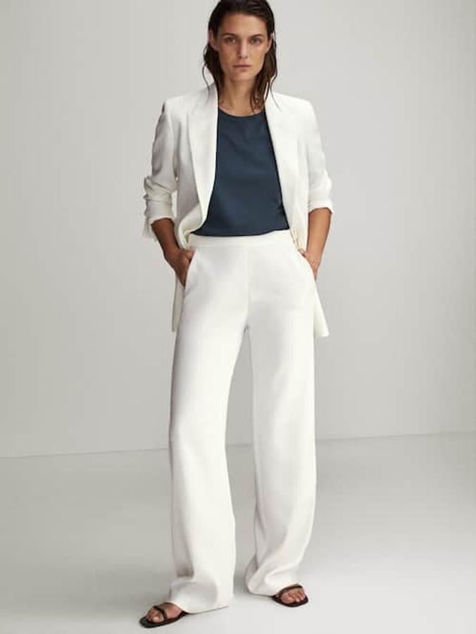 Pantalón largo blanco en crepé, de Massimo Dutti (69,95 euros).