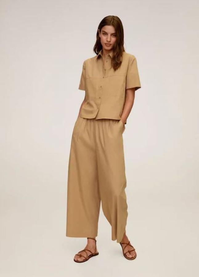 Pantalón culotte de algodón en color camel, de Mango (29,99 euros).