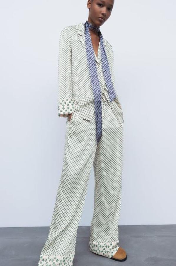 Pantalón pijamero satinado estampado, de Zara (25,95 euros).