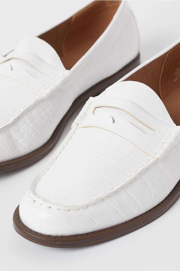 De venta exclusiva en la web de H&M, estos mocasines blancos de piel sintética cuestan 29,99 euros y podemos encontrarlos entre los números 35 y 42.