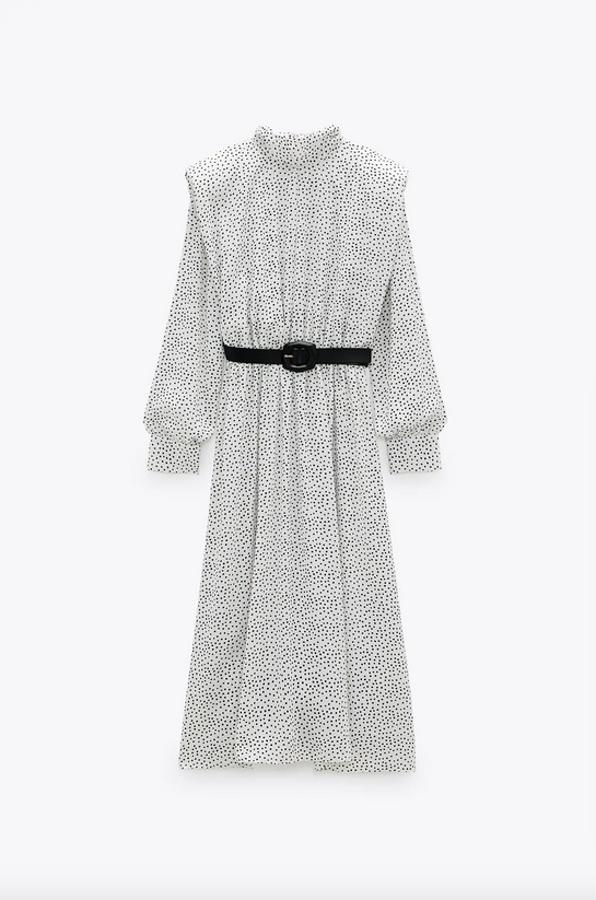 Con cuello subido y manga larga con hombros marcados, este vestido midi de Zara viene con cintura elástica y cinturón combinado a contraste con hebilla. Tiene un precio de 39,95 euros y está disponible entre las tallas XS y XXL.
