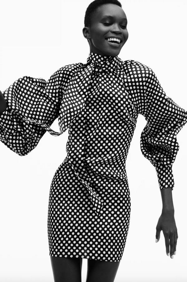 Negro y blanco para este vestido de Zara con cuello subido, manga larga abullonada acabada en puño y detalle de pliegues en el frontal. Cuesta 29,95 euros y está disponible entre las tallas XS y XL.