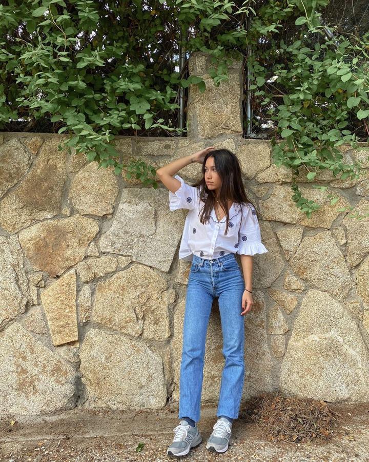 Si la camisa blanca lisa es demasiado básica para ti, puedes hacer como Melissa Villarreal y optar por un modelo con algún detalle como esta con bordados sencillos.