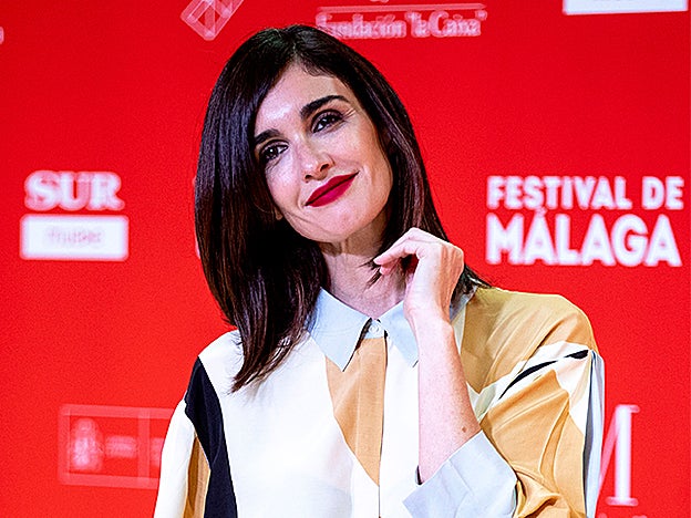 Paz Vega está imponente con el dúo formado por labios rojos y mirada ahumada en tonos marrones.
