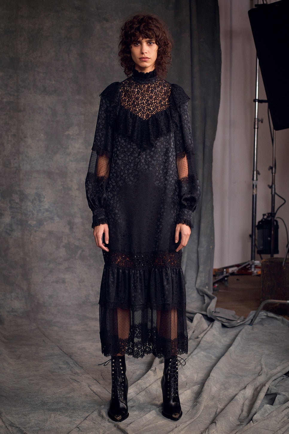 Vestido de gasa y encaje con manga larga, y botines de piel con cordones de Michael Kors Collection.