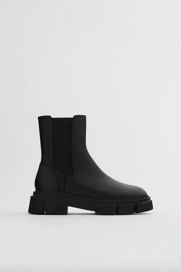 Suela track con relieve para estos botines planos en color negro con corte de piel con elásticos en los laterales de Zara. Tienen un precio de 59,95 euros y están disponibles entre los números 36 y 41.