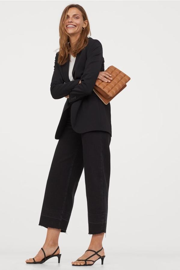 Diseño culotte para estos vaqueros de H&M de talle alto con perneras amplias y confeccionado parcialmente con algodón reciclado. Tienen un precio de 24,99 euros y están disponibles únicamente en las tallas 38 y 40.