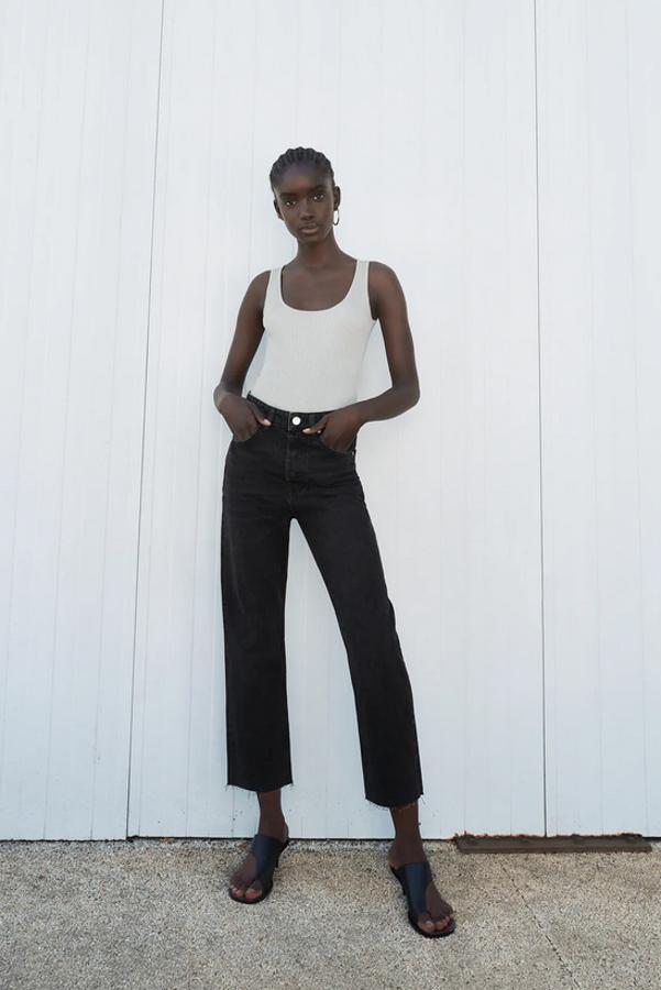 De tiro alto y pierna recta, estos jeans negros de Zara con efecto lavado y bajo acabado sin costura por encima del tobillo tienen un precio de 25,95 euros y están disponibles entre los números 32 y 42.