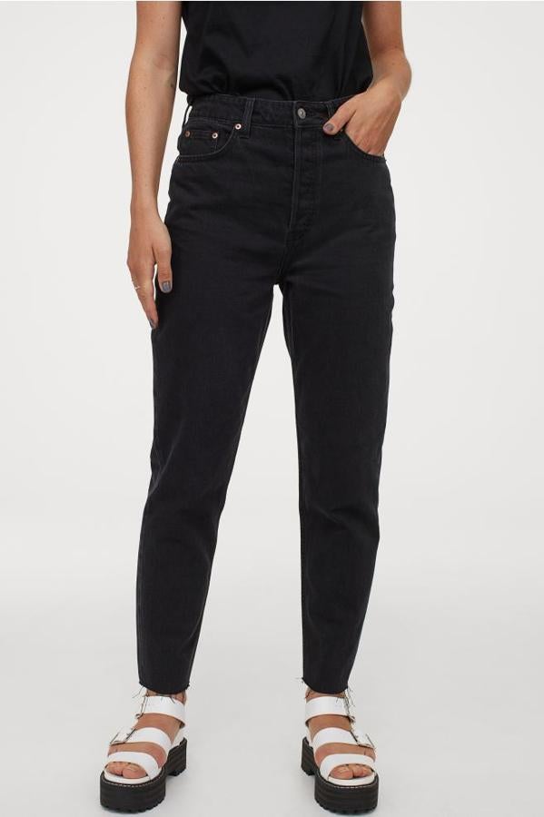 Talle extra-alto con perneras ligeramente de pitillo y bajo sin rematar para estos vaqueros tobilleros de H&M que cuestan 24,99 euros y están disponibles entre las tallas 32 y 50.