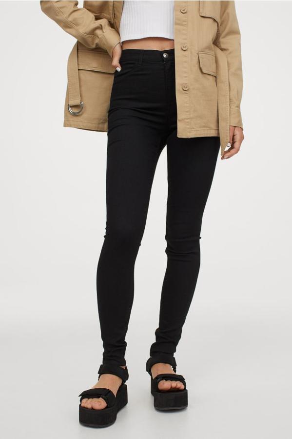 En tejido elástico y lavado, estos vaqueros de H&M de talle alto con perneras maxiajustadas y bolsillos delanteros decorativos tienen un precio de 19,99 euros. Podemos encontrarlos entre las tallas 32 y 42.