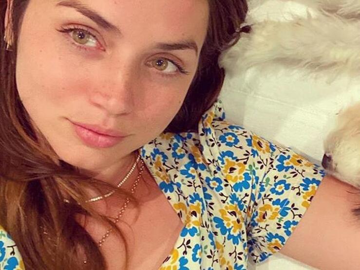 Fotos: 10 tops de punto que hacen el pecho muy bonito para copiar el look casual y cómodo de Ana de Armas