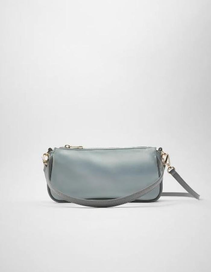 En tejido satinado, en azul claro, de Zara (12,99 euros).