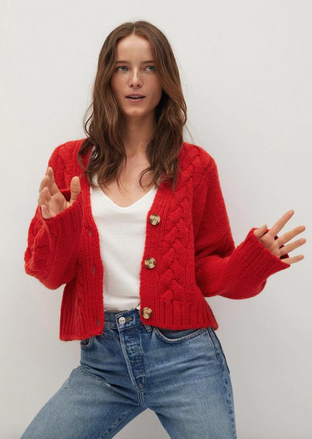 En color rojo, con tejido de ochos, cuello de pico y botones efecto carey en el cierre de la parte delantera, este cárdigan de Mango tiene un precio de 29,99 euros y está disponible entre las tallas XS y L.