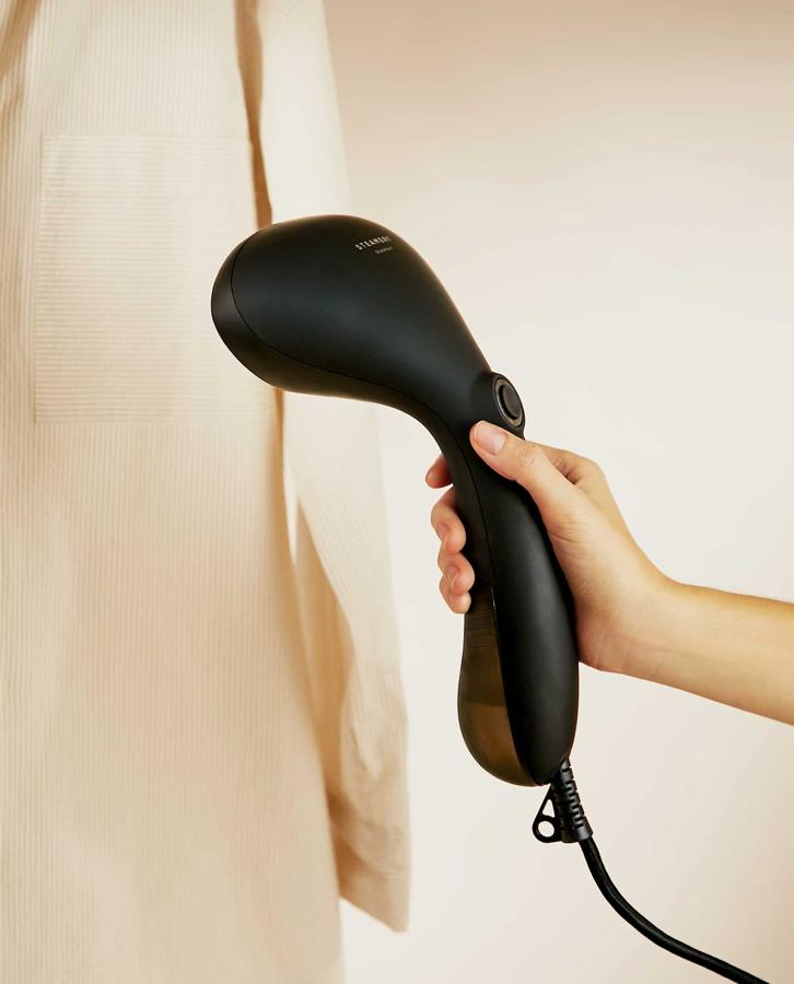 Seda, lino, algodón... Todas tus prendas, incluso las más delicadas, estarán perfectamente planchadas sin casi esfuerzo con esta plancha de vapor vertical que, además, gracias a su tamaño compacto es perfecta para tener en casa, pero también para llevar en la maleta de viaje. Cuesta 119 euros en Zara Home.