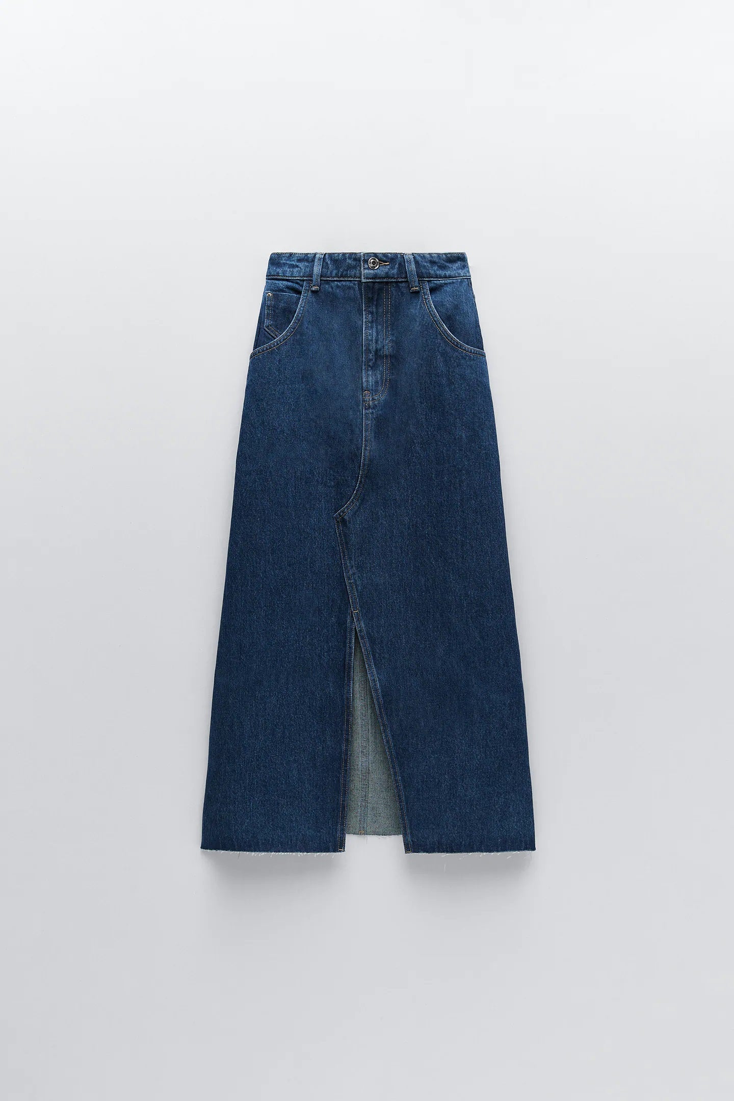 Falda midi denim, una tendencia ideal para la primavera pero también para el otoño con botas, botines o zapatillas blancas. De Zara. (25,95 euros).