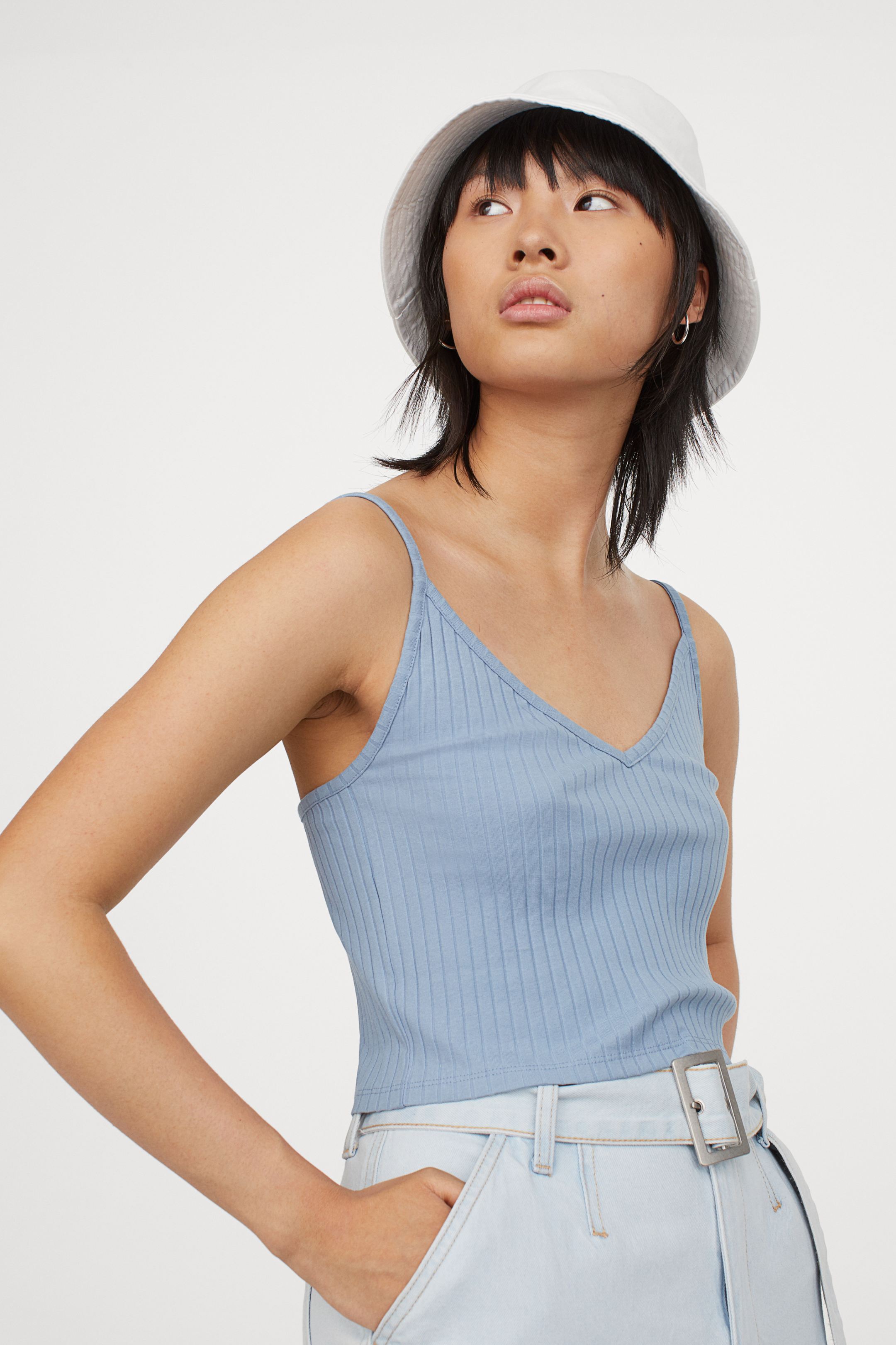 Top corto y fluido en tono azul cielo de H&M. (7,99 euros).