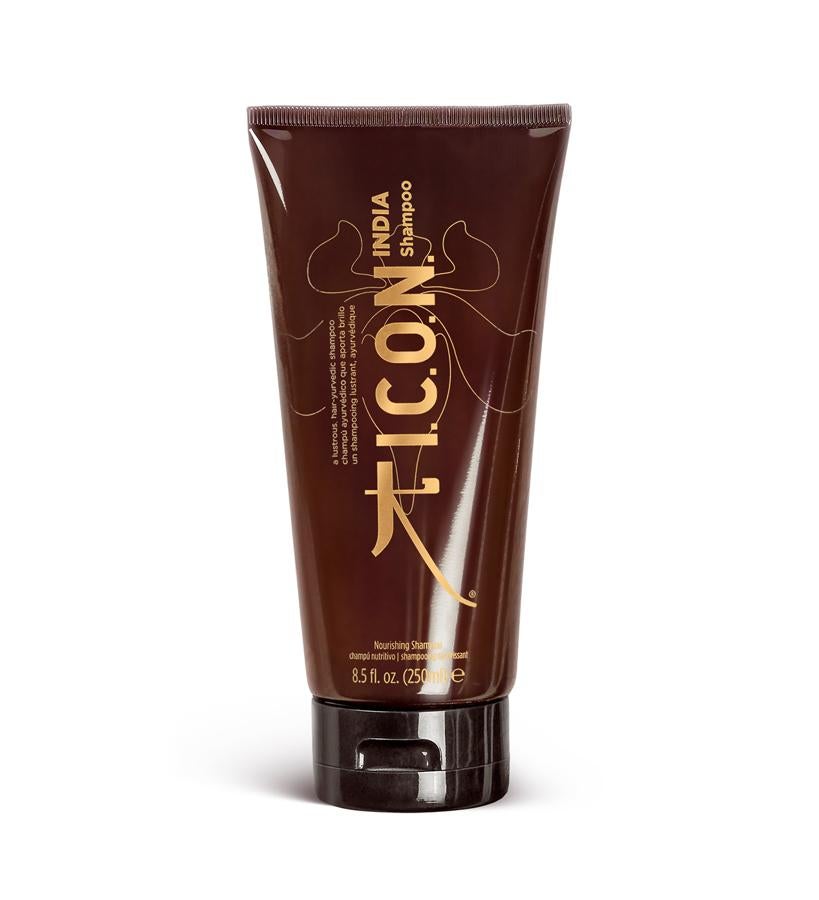 Su mezcla exótica de aceites de moringa y argán nutren y curan el cabello. Los mechones apagados se revitalizan y la melena se vuelve joven y brillante. Además, ayuda a eliminar el encrespado del cabello gracias a la manteca de karité.  Champú Ayurvédico India de I.C.O.N  (27,46 €).