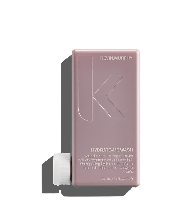 Formulado con activos hidratantes, como el extracto de seda o la manteca de karité; antioxidantes, como el aceite esencial de bergamota; y vitaminas A y C que provienen de la ciruela de kakadu, proporcionaa un brillo saludable reteniendo la hidratación. Champú Hydrate-Me.Wash de Kevin Murphy (26,20 €).