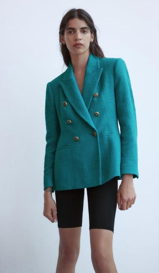 Blazer entallada de corte cruzado y hombros entallados en color esmeralda (49,95 euros), también disponible en malva.