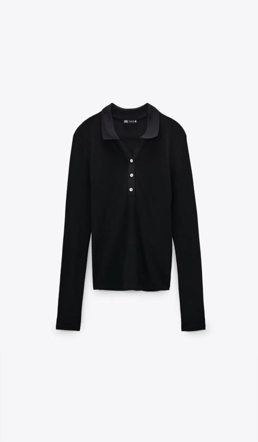 Polo de canalé de manga larga en color negro (17,95 euros), también disponible en gris oscuro.