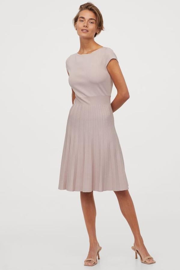 Este diseño de cuerpo ajustado, con cintura entallada y falda plisada con vuelo en rosa empolvado está confeccionado en punto fino grueso con escote de barco y mangas japonesas. Cuesta 49,99 euros y está disponible entre las tallas XS y XXL.