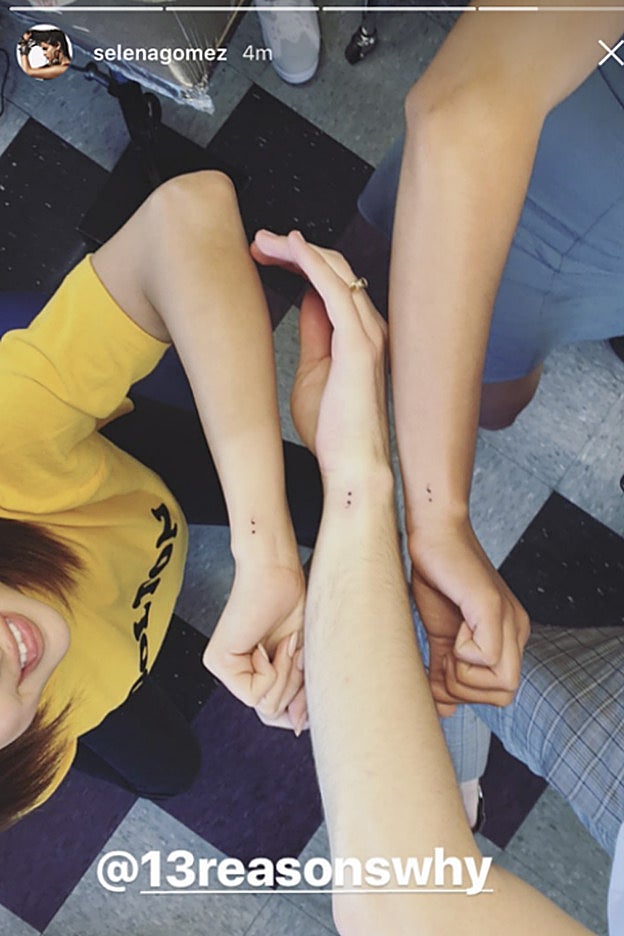 Selena Gomezy su tatuaje de amistad con el equipo de "Por 13 razones".