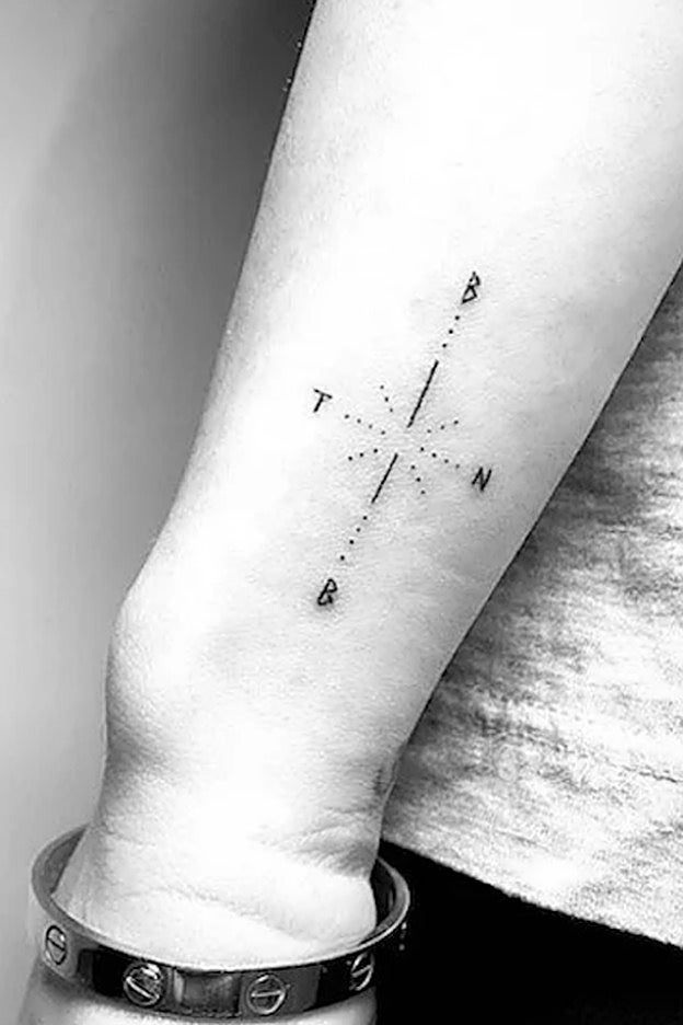 El homenaje de Miley Cyrus a todos sus hermanos: una brújula con sus iniciales.