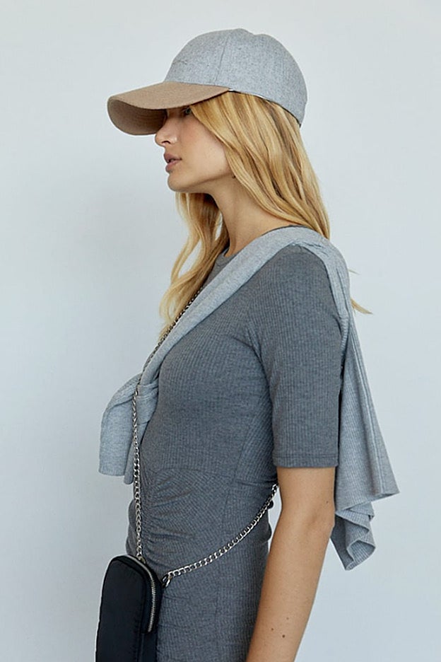 Gorra deportiva con visera y bicolor de Stradivarius.