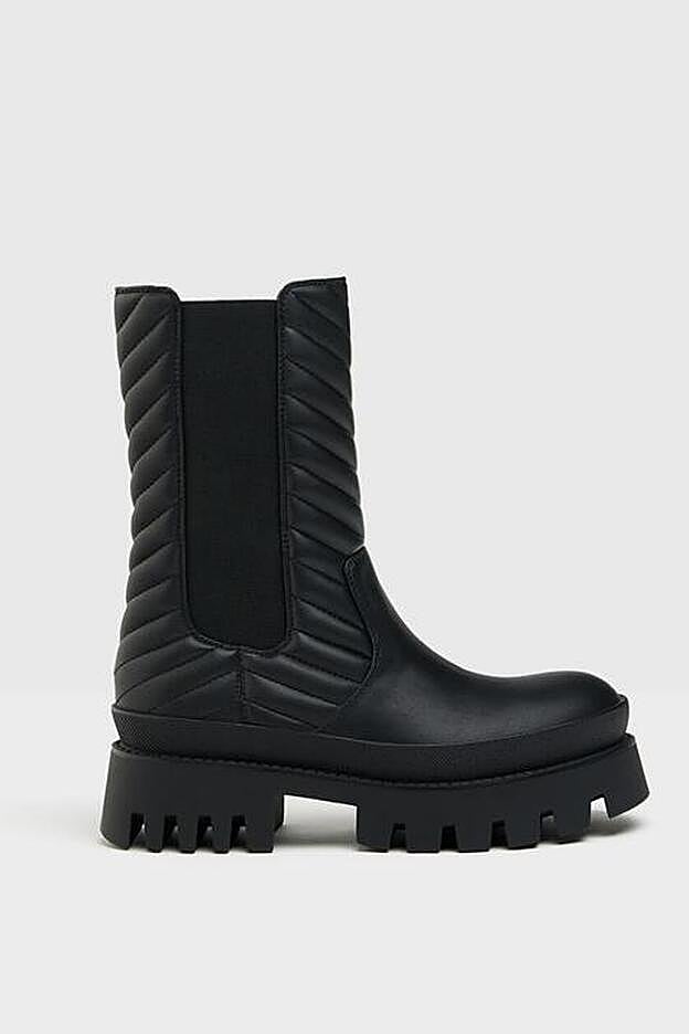 La boa con suela track imprescindible esta temporada la tiene Bershka.