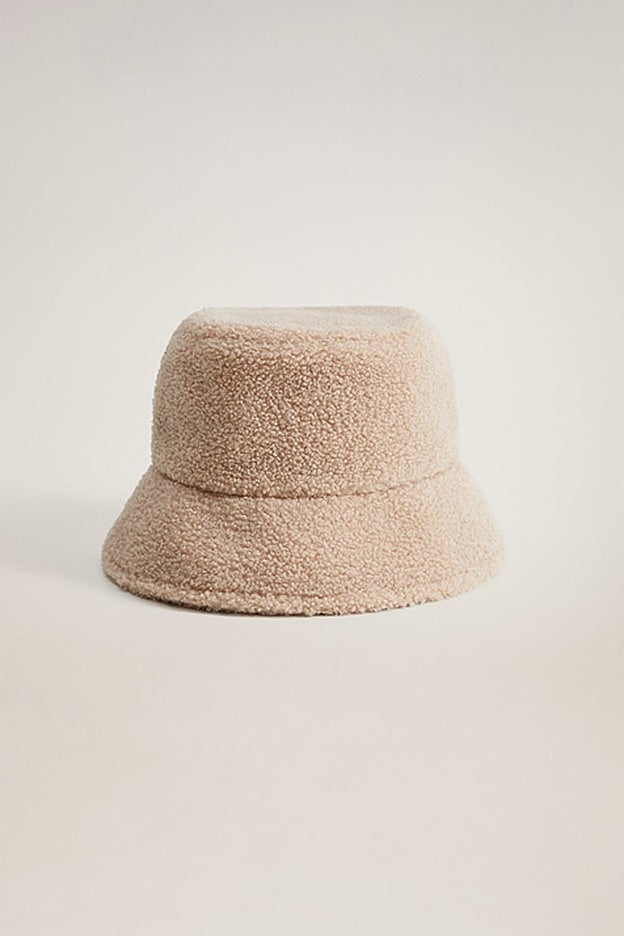 Sombrero bucket confeccionado en borreguillo, de Mango.