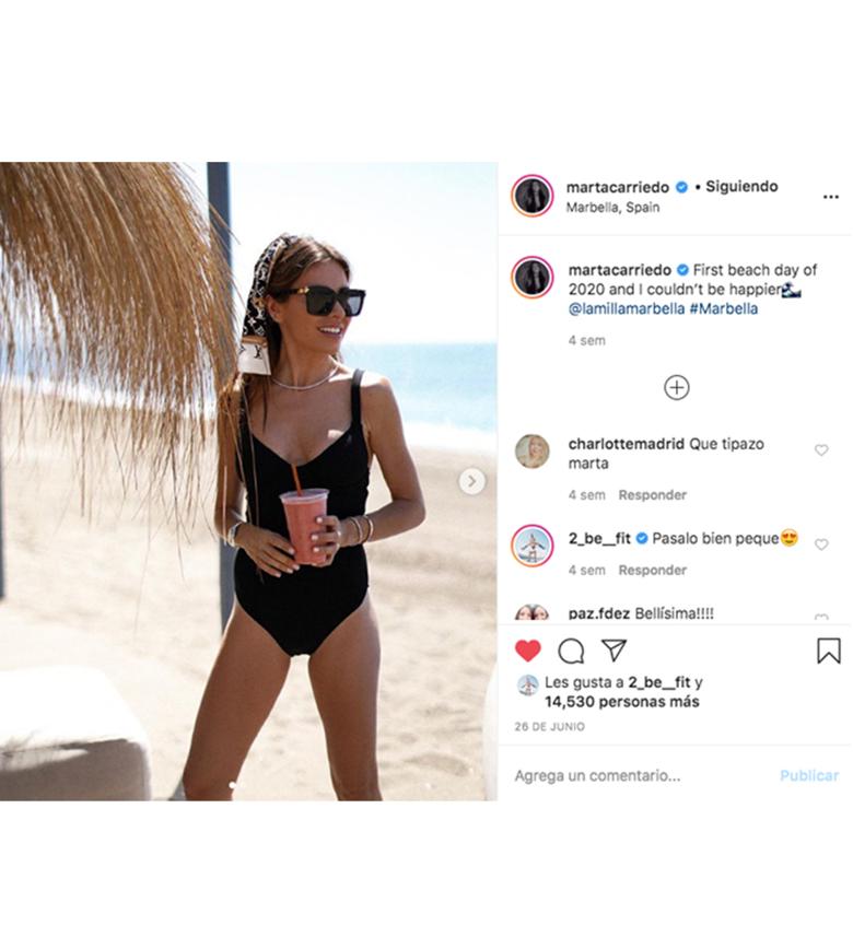 Los recogidos altos son infalibles para quitarse unos años, aunque es preferible no llevarlos demasiado tirantes para evitar que las arrugas se marquen demasiado. Copia a Marta Carriedo y añade un pañuelo a tu coleta o moño y conseguirás un look elegante pero muy chic.