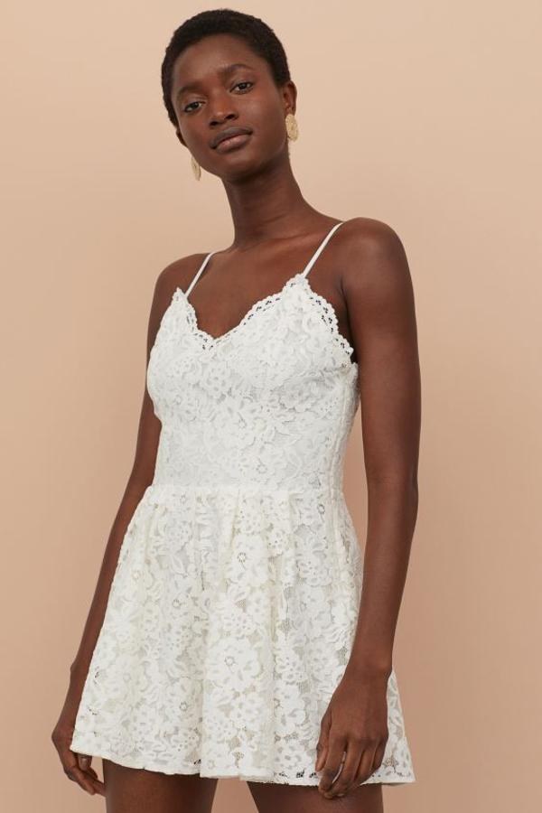 Ideal para tus looks más especiales, este mono corto de encaje en color blanco, con escote de pico y tirantes finos ajustables viene con costura con pliegues en la cintura y perneras amplias. Cuesta 49,99 euros y está disponible entre las tallas 32 y 46.