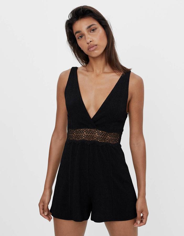 Con tirantes anchos, escote de pico pronunciado y cintura de encaje, este mono corto en color negro de Bershka tiene un precio de 19,99 euros y está disponible entre las tallas XS y L.