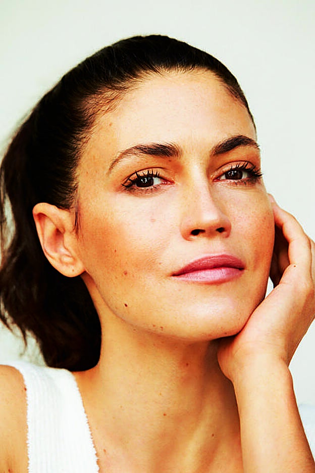 La luminosidad del rostro de Nerea se multiplica con Abeille Royale Youth Watery Oil de Guerlain.