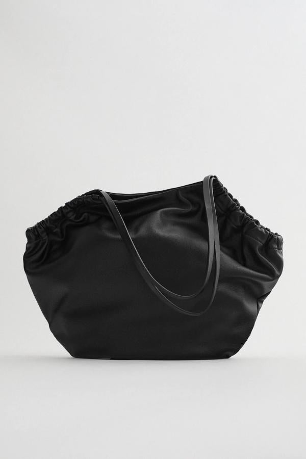 Este 'tote bag' es el clásico bolso que te pones hoy, y no vuelves a quitártelo hasta dentro de siete meses. Sirve para todo, y ahora cuesta 9.99 euros en los Special Prices de Zara.