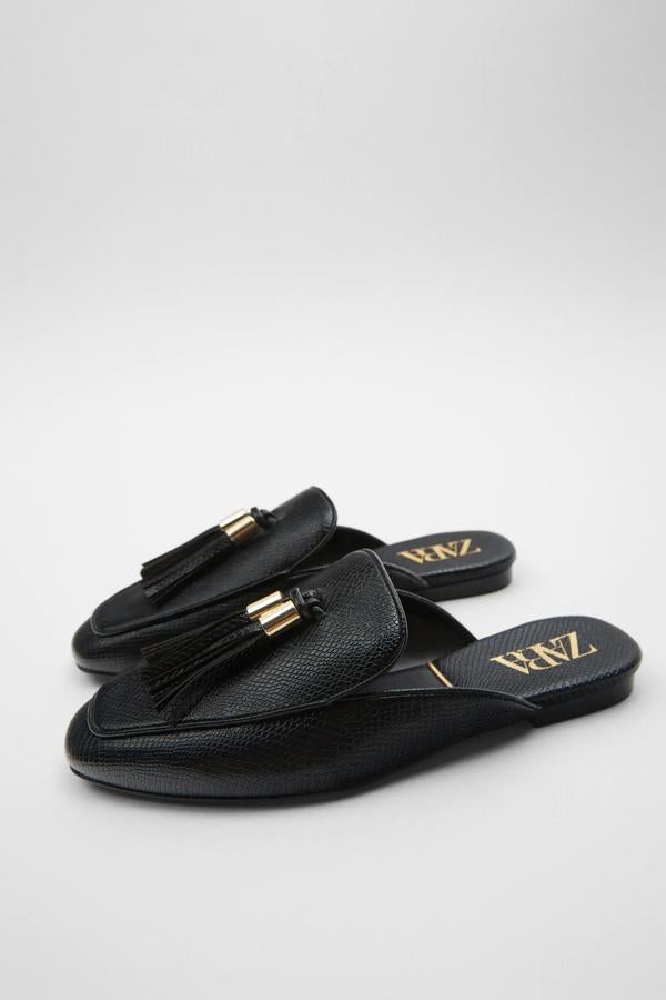 Los mules son los zapatos de la temporada, y es muy fácil caer rendidas ante ellos con modelos tan elegantes y baratísimos como estos, que cuestan 15.99 euros en los Special Prices.