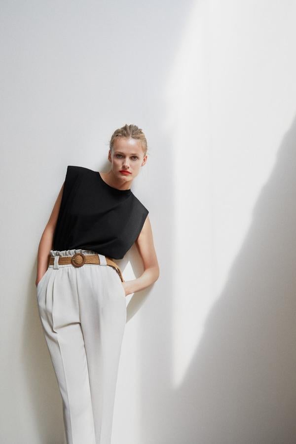 Lo mismo nos ocurre con estos 'paper bag' con cinturón de rafia, perfectos para el teletrabajo. Cuestan 15.99 euros.