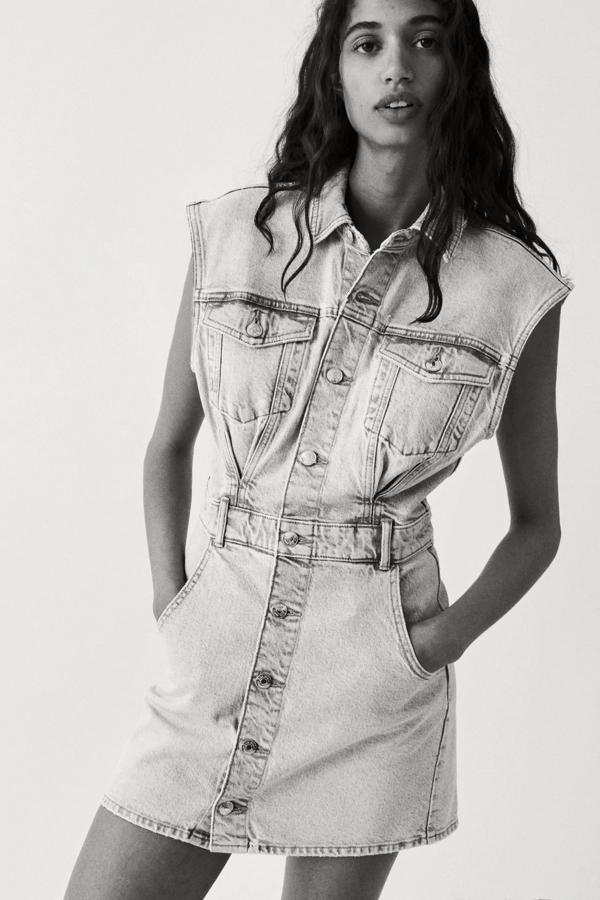 ¿No te parece irresistible este vestido vaquero de estilo retro? Porque su precio te lo va a parecer más aún: 15.99 euros.