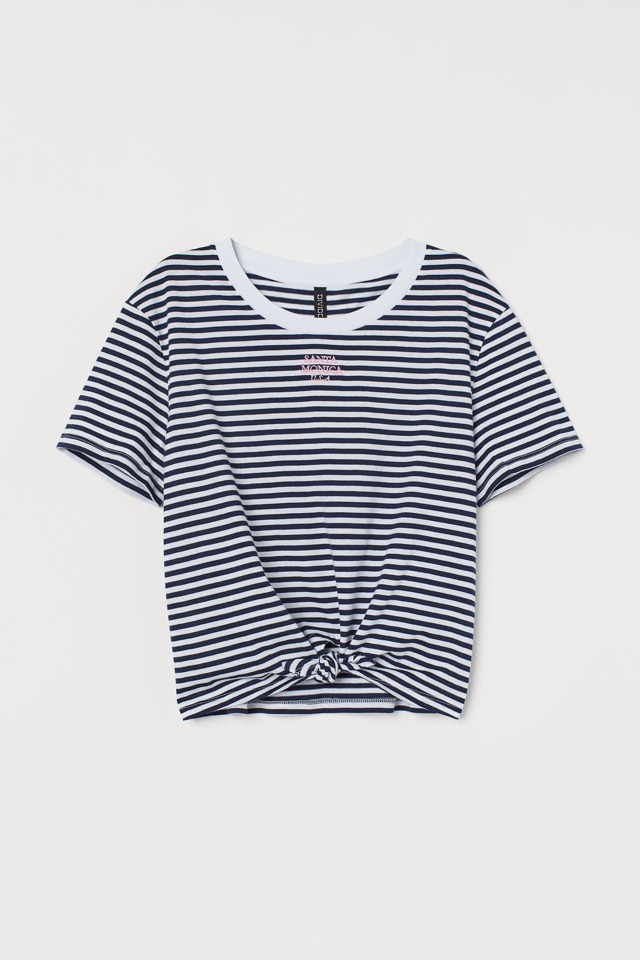 Otro clásico de rayas pero con el detalle del nudo. (9,99 euros).